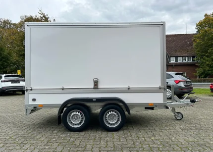 Rimorchio per auto Saris GO 306, vista laterale con assale tandem