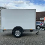 Rimorchio per auto Saris GO da 1350 kg, vista esterna bianca